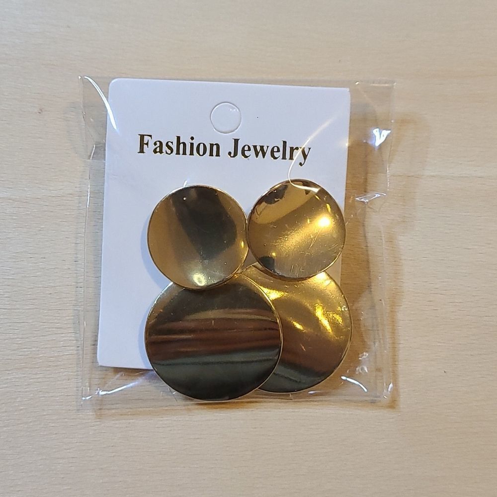 Fashion Jewelry 4 pairs of acrylic, gold plated earrings. - Picture 4 of 5